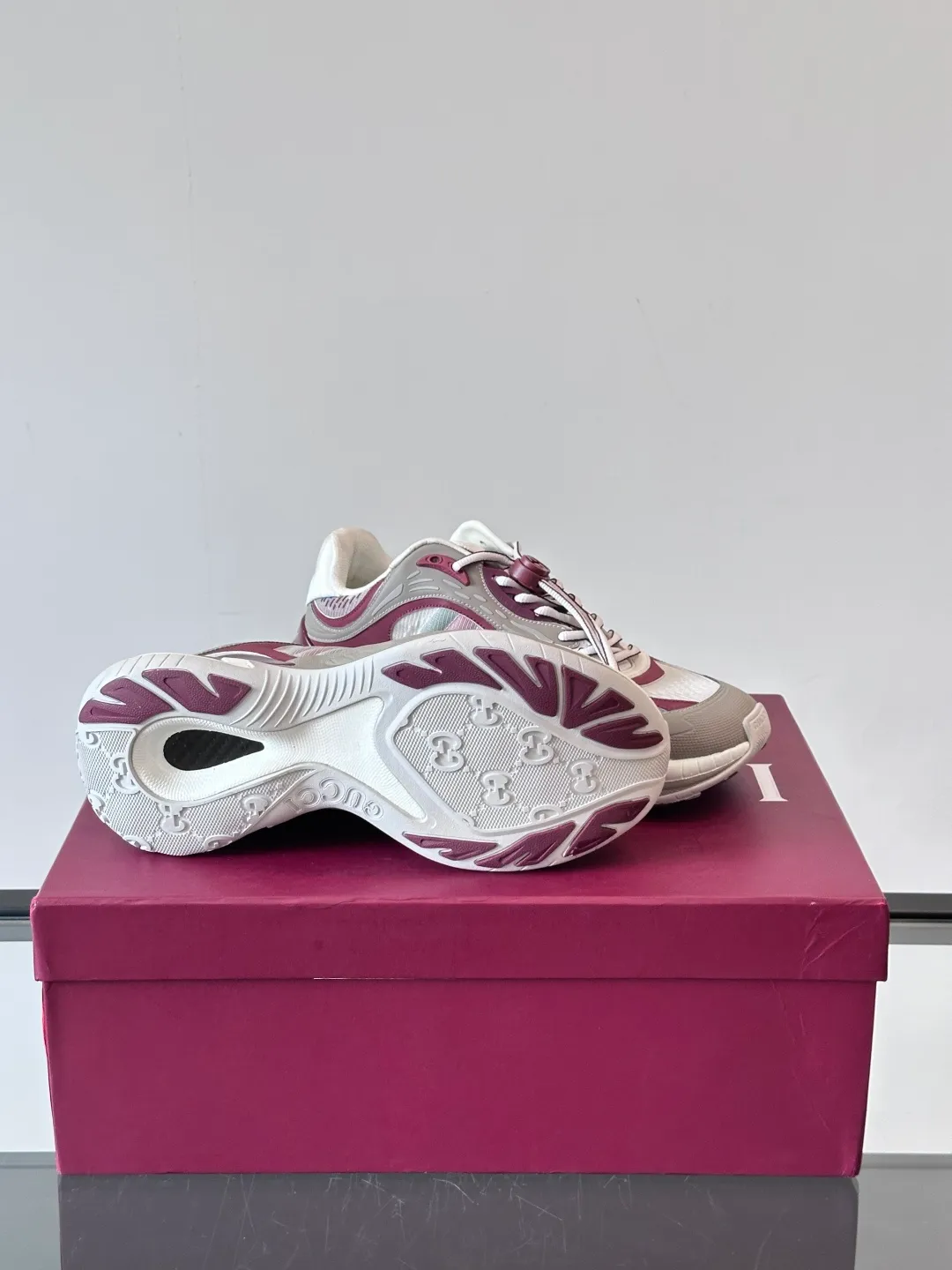 [G Home] Top P: 1020💰 Men’s size will be released first Size: 39-45 (45 customized) Gucci Gucci, couple model, women’s model will be released later, new 2.0 futuristic sports shoes‼ ️A pair of subversive sneakers is here. Gucci 2.0, a full series of 4 colors with key investment, smart silhouette: slightly curved forefoot design, you can clearly feel the propulsion when commuting and trotting, and it can enhance the sense of line extension when paired with wide-leg pants or cycling pants. EVA thick soles not only have a comfortable height-increasing effect, but also reduce weight (it actually lasts 3 hours of shopping without tiring your feet!) Highlight moments for lazy people: 2. Just choose it for airport wear! You can take them off in seconds after passing the security check (you can put them on as soon as you lift the heel strap), because the shoes come with a sliding buckle, so no need! ! Tie your shoes. Really achieve the sense of relaxation that goes with you.
